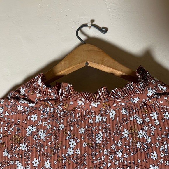 Brown ribbed light weight blouse with white floral mauscrda open low v front NWT - Picture 8 of 8